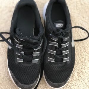 Nike Boys/Girls LunarConverge athletic shoes - 4Y